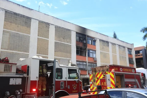 Caminhões dos bombeiros em frente a prédio
