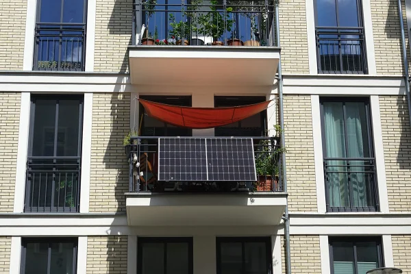 Estação de energia em varanda de apartamento em Berlim, na Alemanha - Metrópoles
