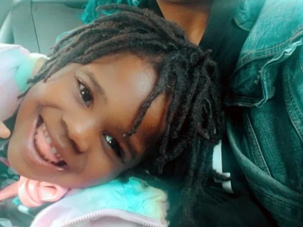 Ariyonna, menina que viralizou no Instagram, sorri pra foto