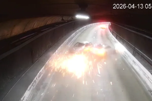 Imagem colorida de batida entre Porsche e Palio no Túnel Ayrton Senna - Metrópoles