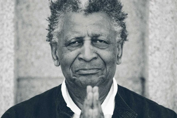 Foto empreto e branco do pianista Abdullah Ibrahim