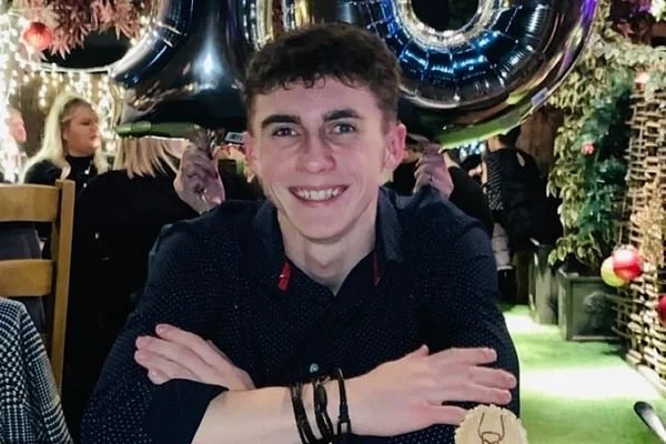 Jovem acorda de coma de 11 meses após atropelamento sem saber da pandemia