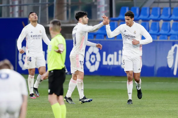 Com 2 de Varane, Real Madrid sofre, mas vence lanterna de virada no Espanhol