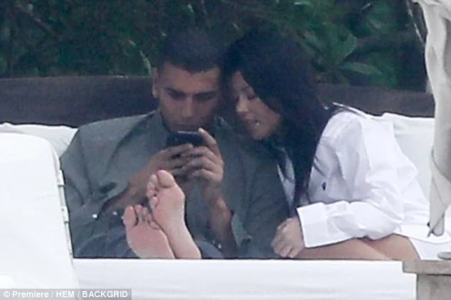 De férias, Kourtney Kardashian impressiona com foto mostrando o bumbum - imagem 6 De férias, Kourtney Kardashian impressiona com foto mostrando o bumbum - imagem 6