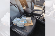 Foto dos R$ 380 mil encontrados em veículo na porta de agência bancária após ordem de Antônio Doido