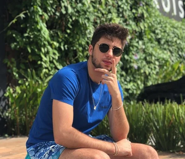 Ele tem apenas 20 anos Ele tem apenas 20 anos