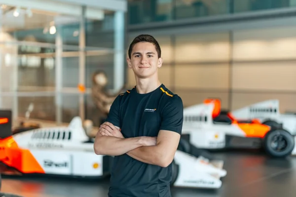 Campeão da F2 em 2025, Leonardo Fornaroli é anunciado pela McLaren no WEC