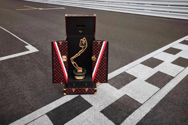 Baú da Louis Vuitton para troféu