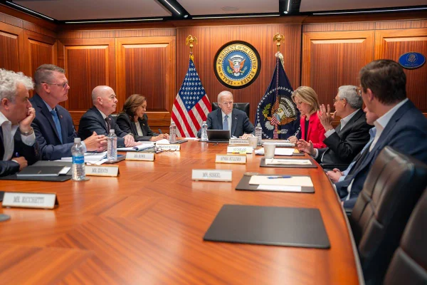 Imagem colorida do presidente Joe Biden e da vice-presidente Kamala Harris em reunião com a cúpula de segurança dos Estados Unidos - Metrópoles