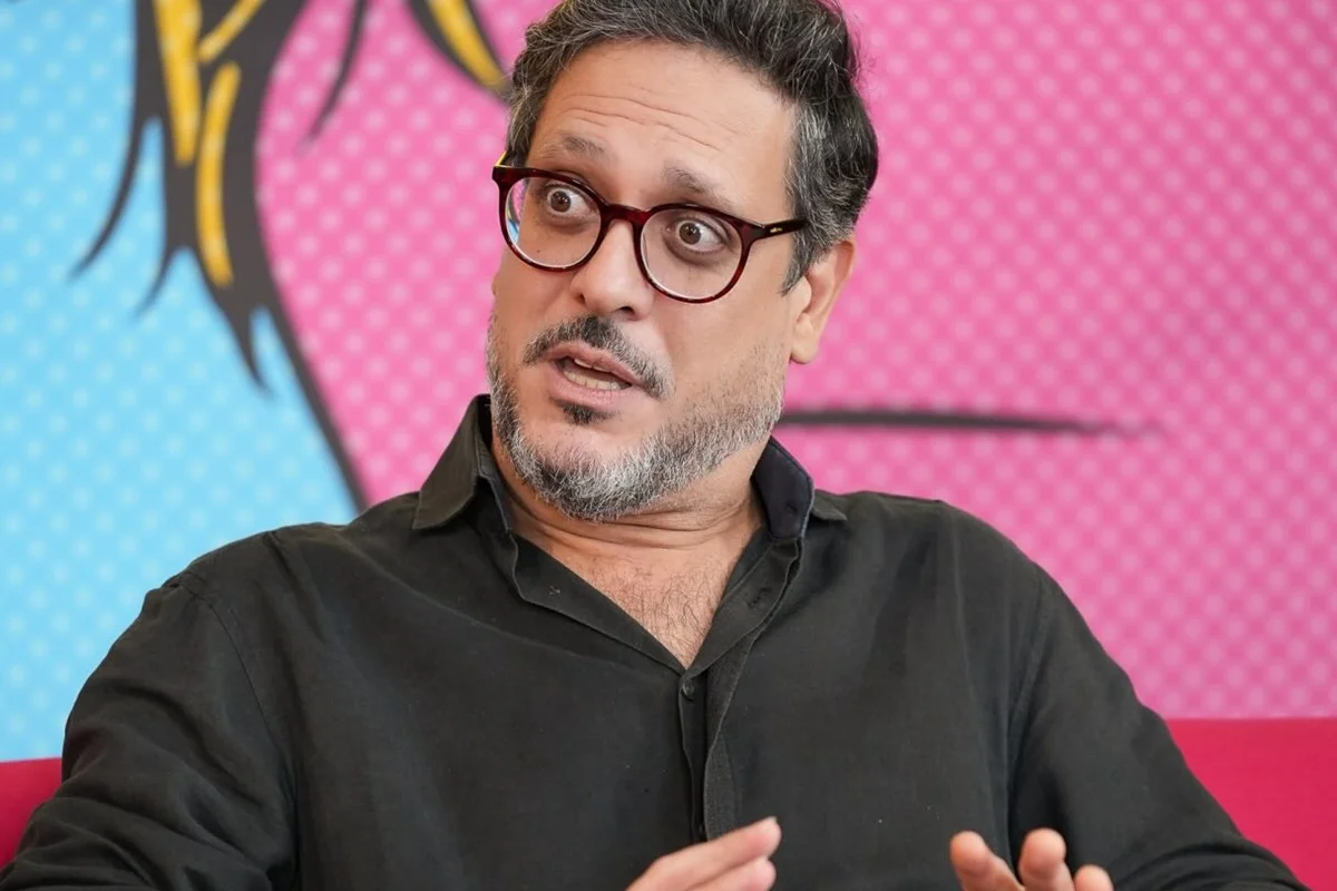 Lucio Mauro Filho é clicado durante entrevista Lucio Mauro Filho é clicado durante entrevista