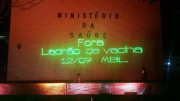 “Ladrão de vacina”, projeta MBL no prédio do Ministério da Saúde