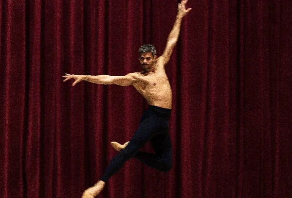Thiago Soares dançando balé - Metrópoles
