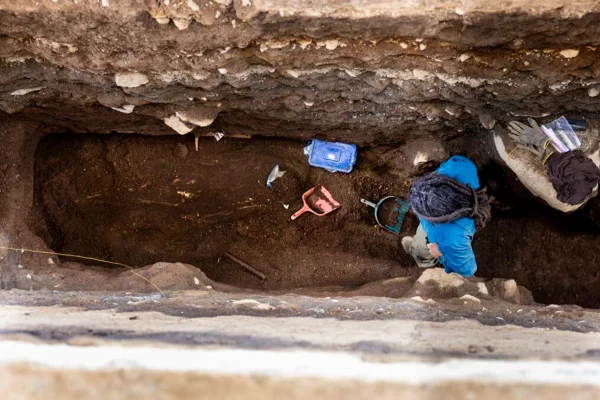 Imagem colorida de ossada humana em El Salvador - Metrópoles