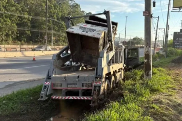 Acidente entre carro e caminhão com caçambas deixa 4 mortos - Metrópoles