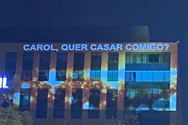 Pedido de casamento feito na fachada do Banco do Brasil, 402 Norte