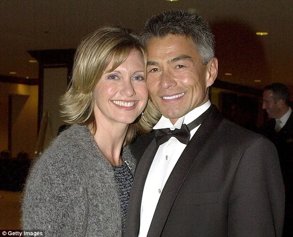 Ex-namorado de Olivia Newton-John reaparece depois de 10 anos