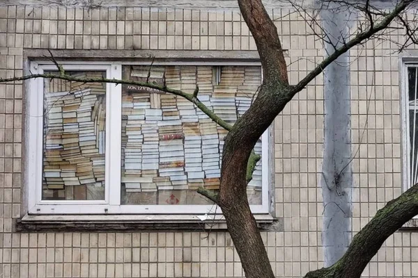 barricada de livros em kiev, na ucrânia