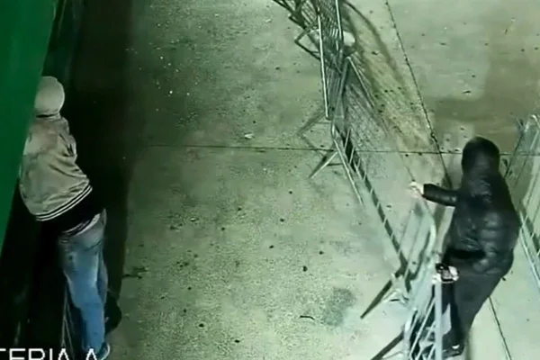 Câmeras de segurança flagraram três vândalos mascarados pichando os muros do Allianz Parque, estádio do Palmeiras, durante a madrugada - Metrópoles