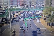 O acidente aconteceu no início da via, na altura do Setor de Indústria e Abastecimento (SIA)
