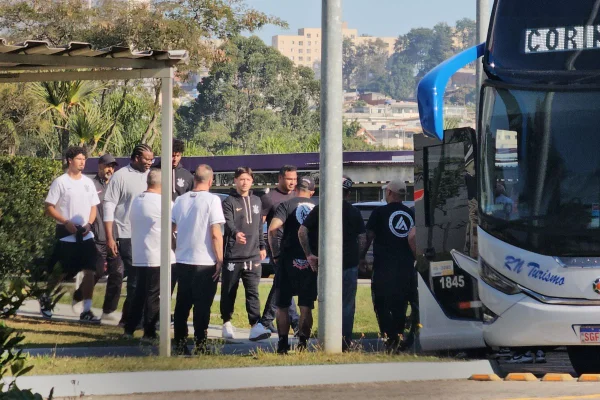 Imagem colorida de torcedores do Corinthians no CT Joaquim Grava
