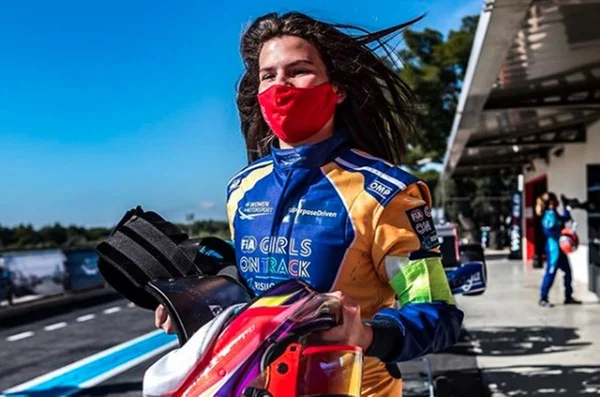 Antonella Bassani, pilota brasileira com capacete na mão