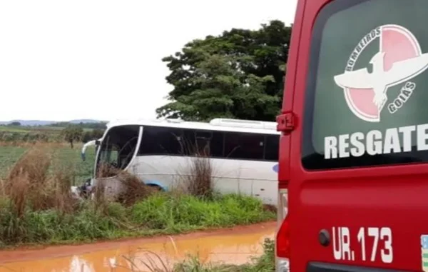 Motorista do ônibus ficou ferido na perna Motorista do ônibus ficou ferido na perna
