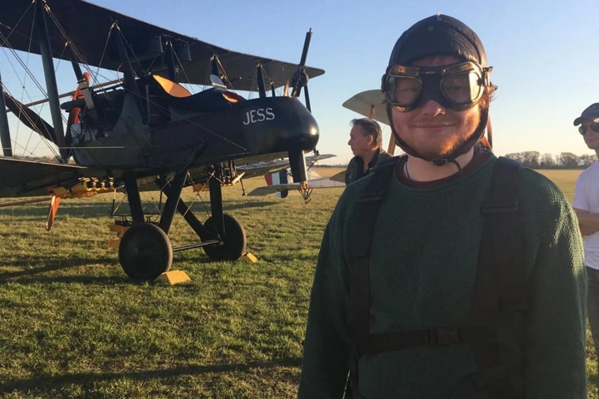 Ed Sheeran posa durante passeio Ed Sheeran posa durante passeio
