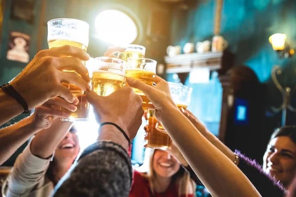 Sommelière Carolina Oda dá curso sobre serviço de cervejas em Brasília