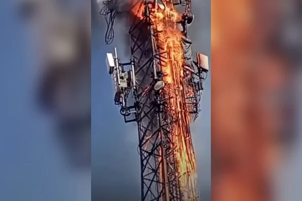 Incêndio em torre de telefonia em Uberlândia