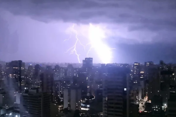 Imagens coloridas mostram o clarão dos raios na noite de São Paulo