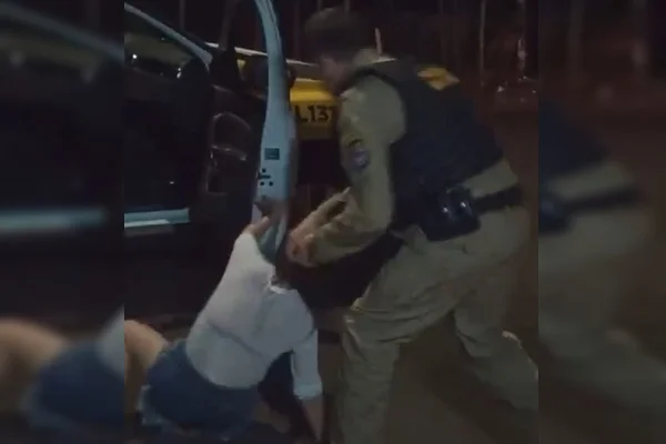 Foto colorida PM arrasta mulher pelos cabelos - Metrópoles