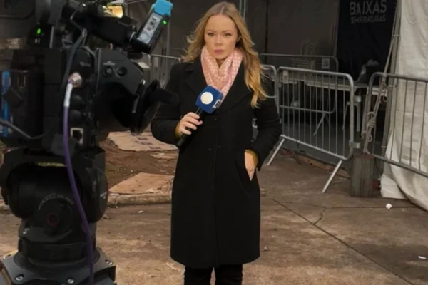 Veja o momento em que criminoso leva celular de repórter Beatriz Casadei, da Record - Metrópoles