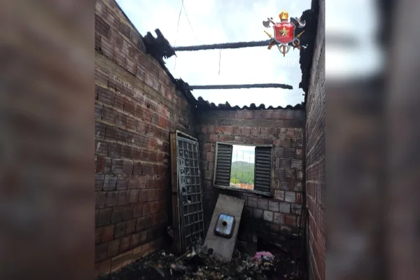 Criança brinca com isqueiro, casa pega fogo e bombeiros são acionados