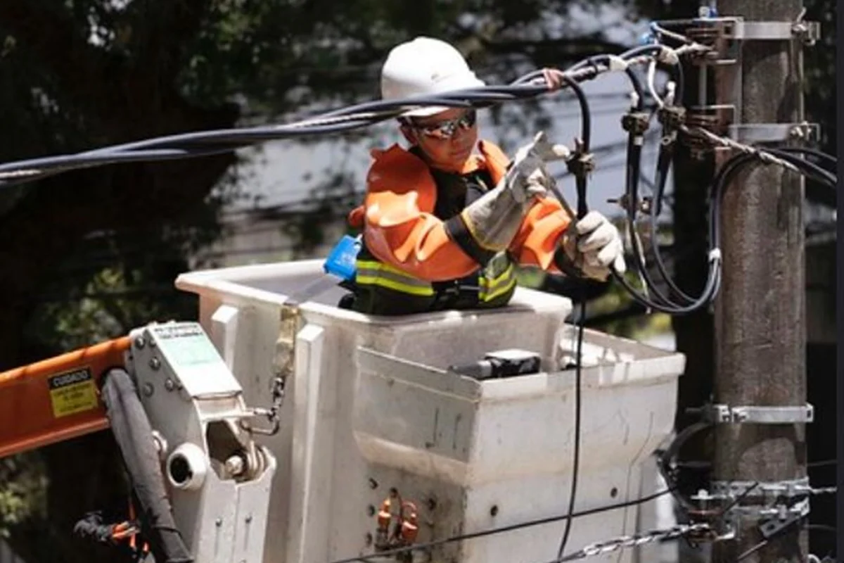 Quatro regiões do DF ficarão sem energia nesta quinta. Veja quais 1 Pessoa mexendo em um poste - Metrópoles