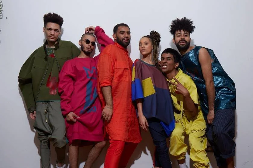 <b>Quebrada Queer</b> — O grupo formado por Lucas Boombeat, Guigo, Harlley, Murilo Zyess e Tchello Gomez é o primeiro coletivo LGBTQ do Brasil. Com poucos singles lançados, o grupo é reforçado pelos trabalhos individuais dos MCs e por feats de artistas, como Gloria Groove <b>Quebrada Queer</b> — O grupo formado por Lucas Boombeat, Guigo, Harlley, Murilo Zyess e Tchello Gomez é o primeiro coletivo LGBTQ do Brasil. Com poucos singles lançados, o grupo é reforçado pelos trabalhos individuais dos MCs e por feats de artistas, como Gloria Groove