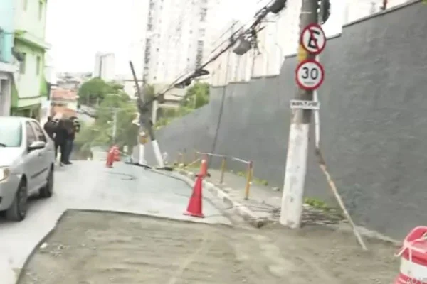 Imagem colorida mostra novo buraco que apareceu em Osasco após problemas em adutora da Sabesp. No dia anterior, uma cratera já havia surgido na rua - Metrópoles