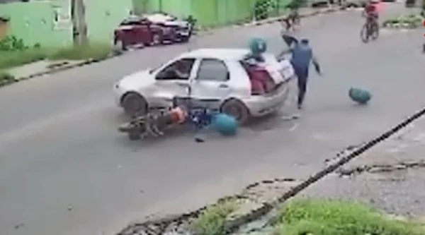 imagem colorida motociclista voa e cai em pe