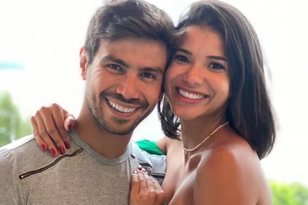 Sem Jakelyne, Mariano faz churrasco com mulheres, e fãs ficam irritados