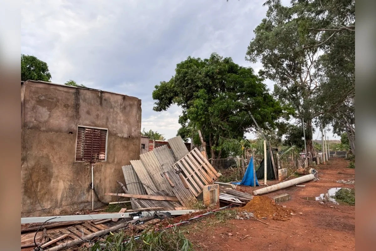 Casas ficaram destelhadas e com muros caídos Casas ficaram destelhadas e com muros caídos
