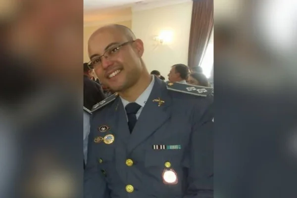 Capitão Eduardo de Moura Castro, do Comando de Policiamento Metropolitano da Polícia Militar do Estado de São Paulo (CPM-PMESP), é acusado de estupro, estupro de vulnerável e de agressões contra um filho pequeno. - Metrópoles
