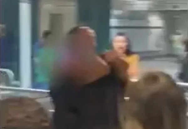 Homem aplica mata-leão em outro, que está com rosto borrado - Metrópoles