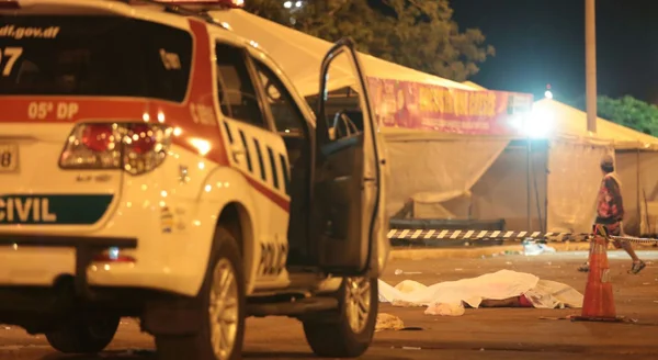 Tristeza após a festa. Duas pessoas foram baleadas em frente à Funarte e uma delas morreu