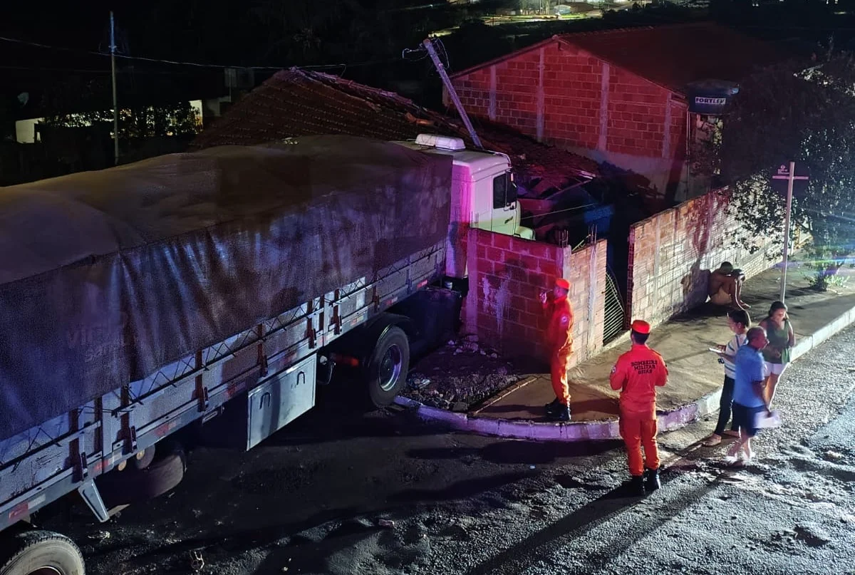 Carreta atinge casas em Caçu Carreta atinge casas em Caçu