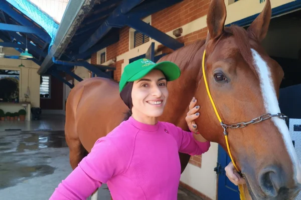 Joqueta e cavalo em cocheira - Metrópoles