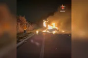 A colisão entre os veículos evoluiu para um incêndio e duas pessoas morreram carbonizadas A colisão entre os veículos evoluiu para um incêndio e duas pessoas morreram carbonizadas