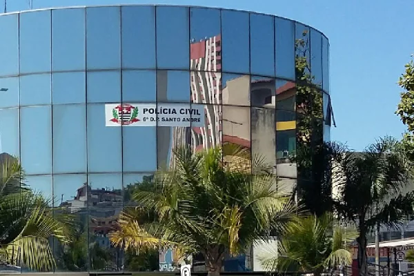 Fachada colorida do 6º DP de Santo André, onde policiais extorquiam funkeiros e influenciadores. - Metrópoles
