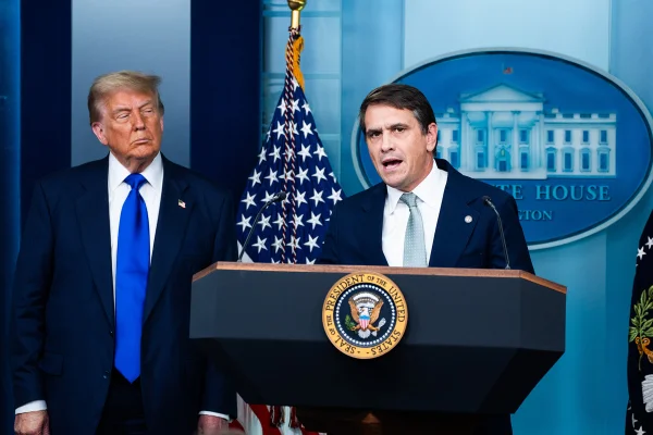 Foto colorida mostra Donald Trump e Todd Blanche - Metrópoles
