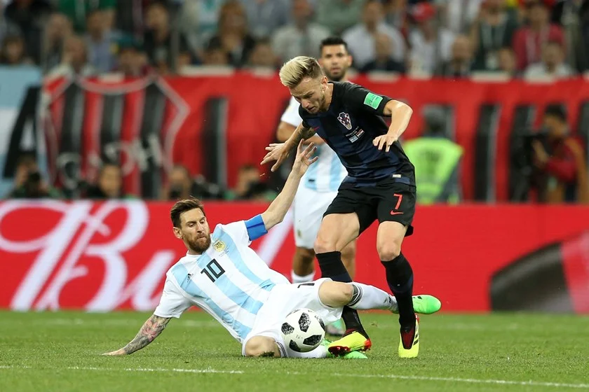 Messi desarma Ivan Rakitic, companheiro dele no Barcelona Messi desarma Ivan Rakitic, companheiro dele no Barcelona