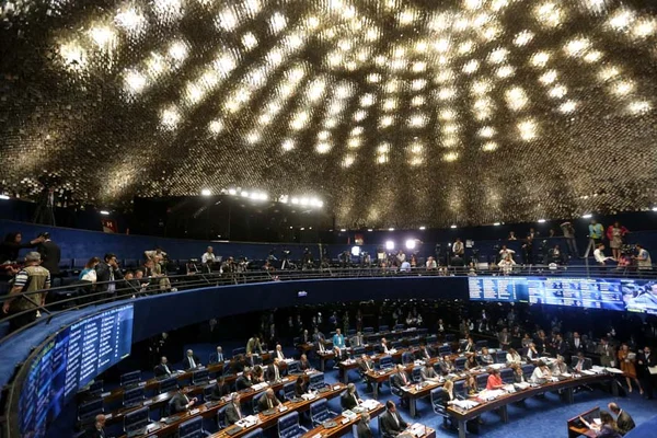 Senadores articulam “meio-termo” para extinção de foro privilegiado