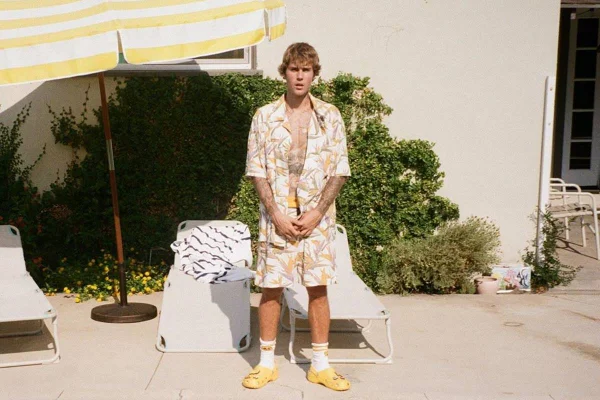 Justin Bieber usando crocs